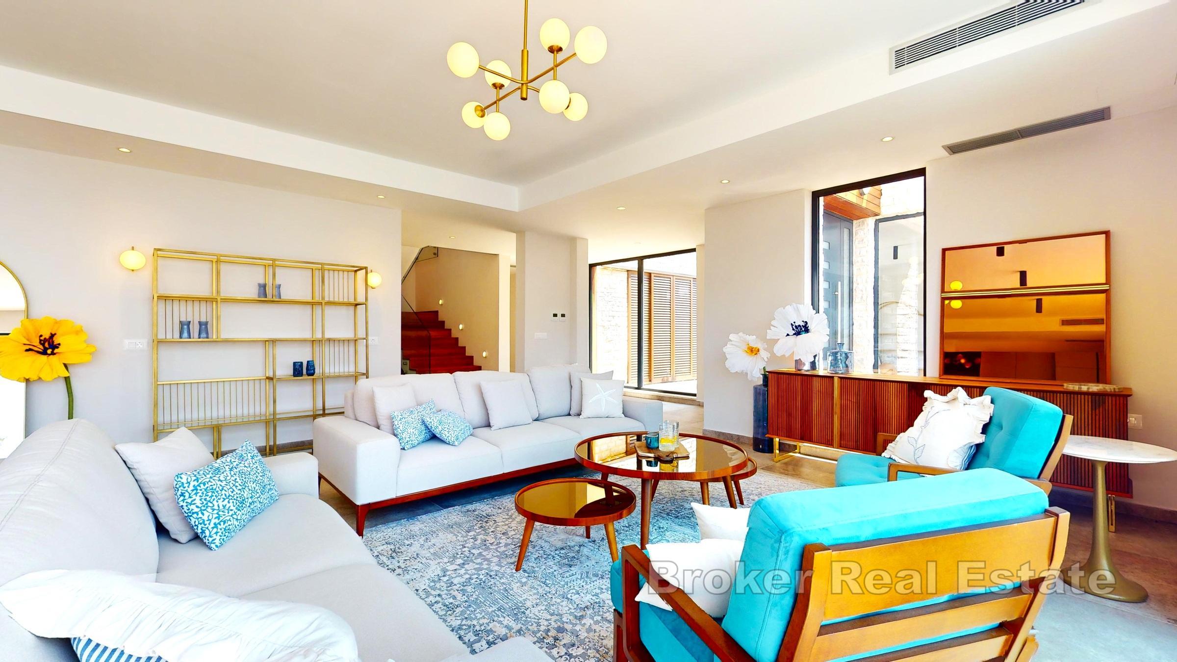 Современная вилла с бассейном, вторая линия от моря