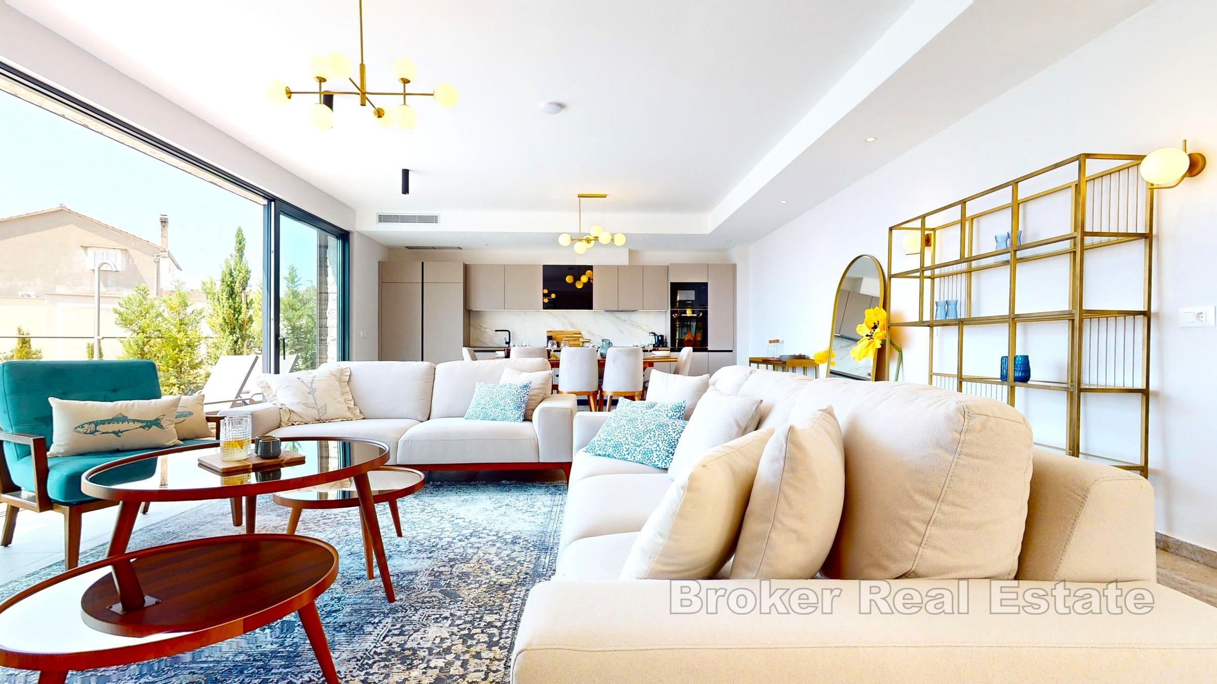 Современная вилла с бассейном, вторая линия от моря