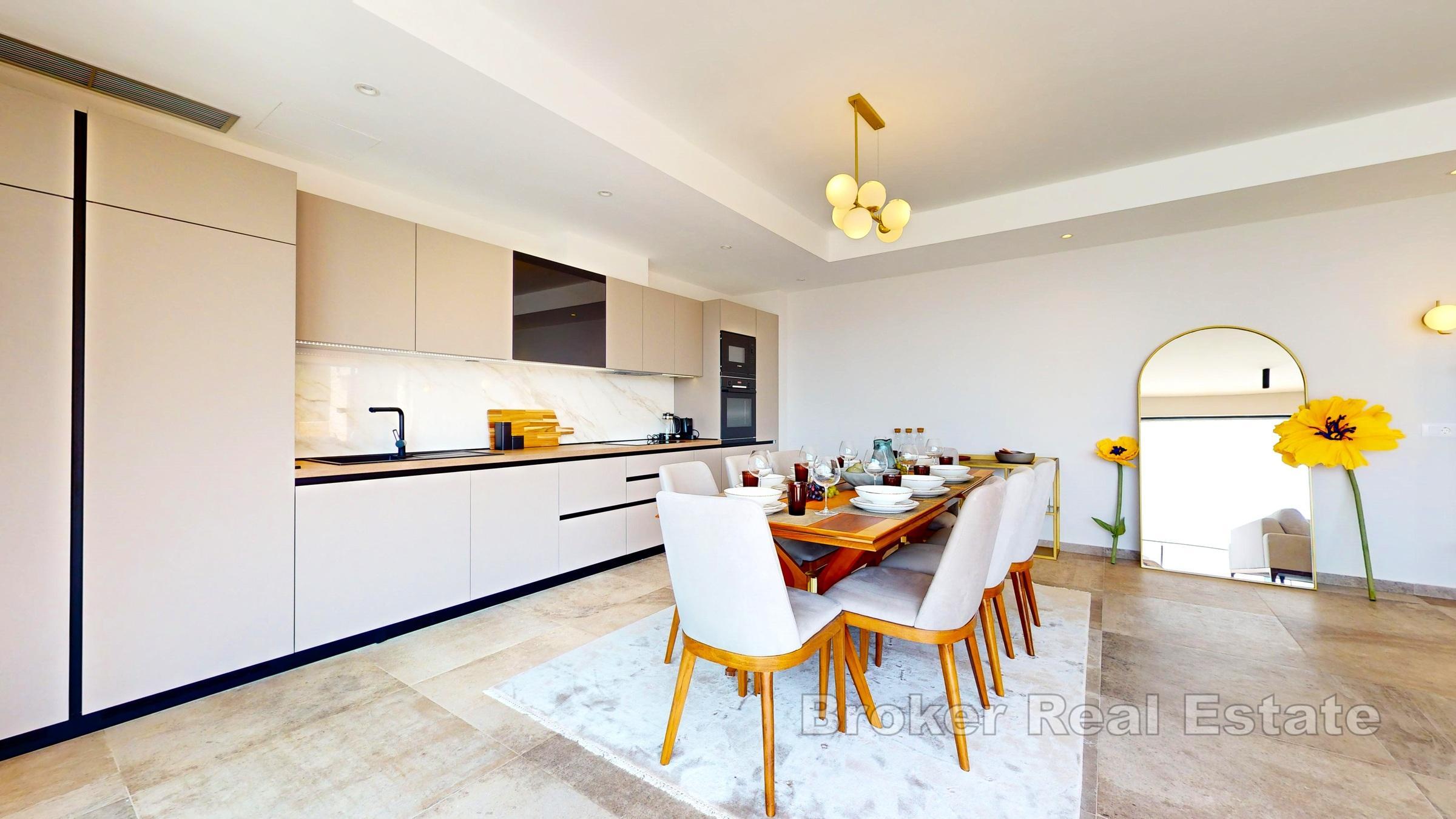 Современная вилла с бассейном, вторая линия от моря