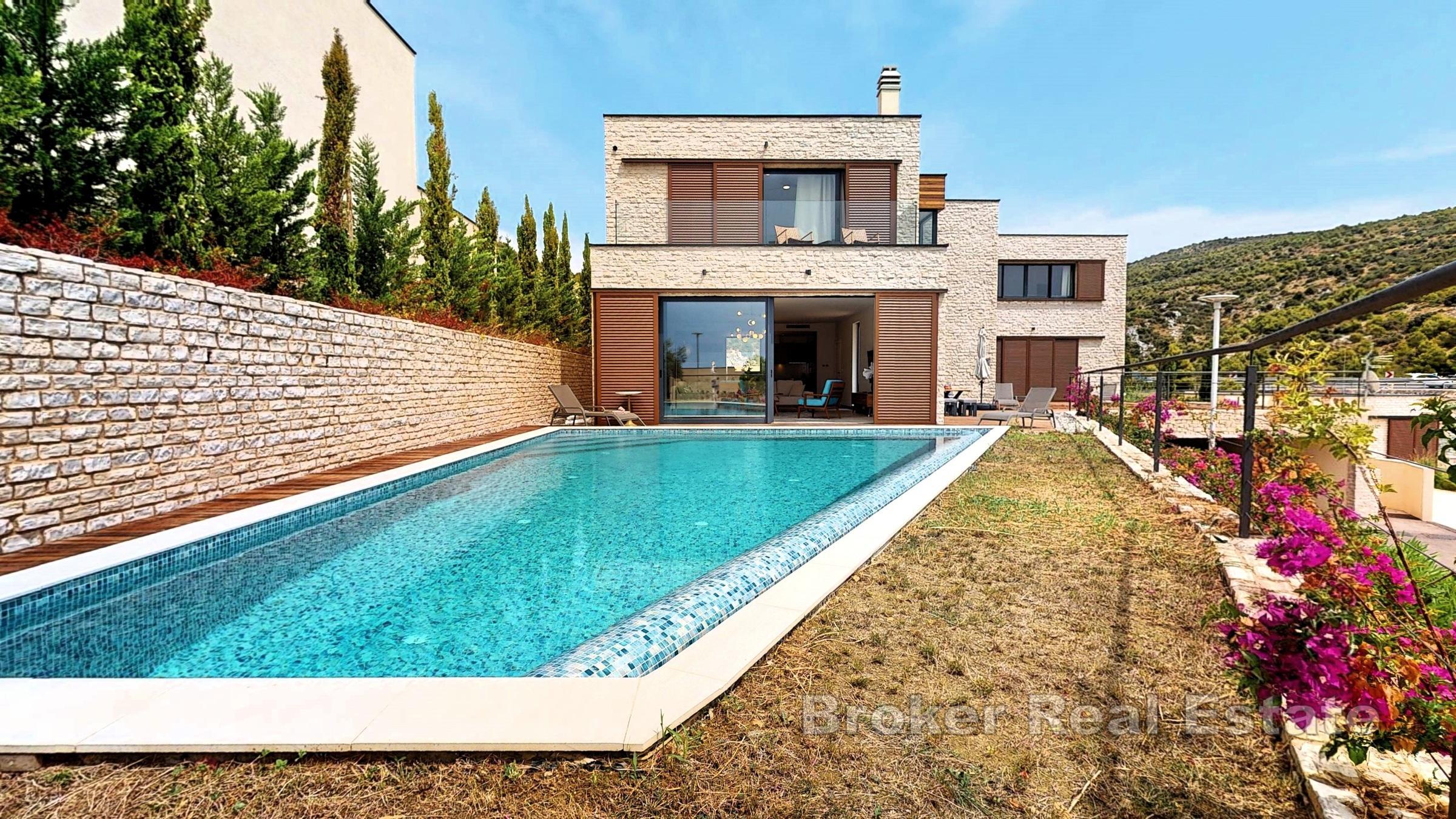 Moderne villa med svømmebasseng