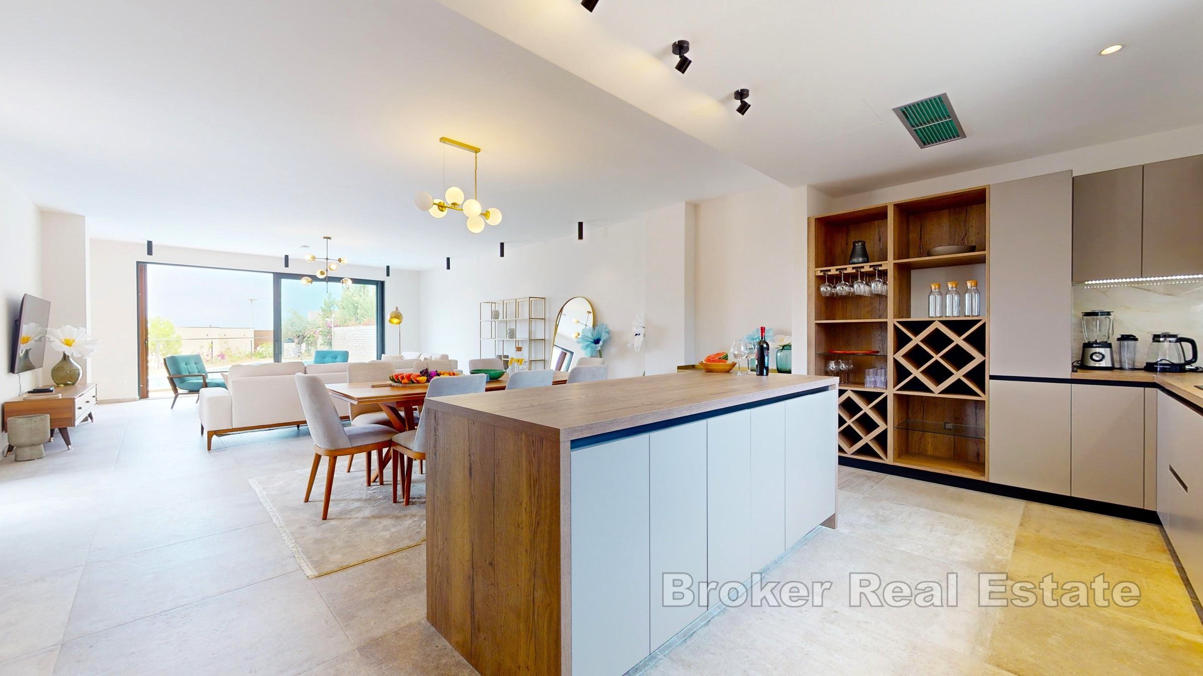 Moderne villa med svømmebasseng