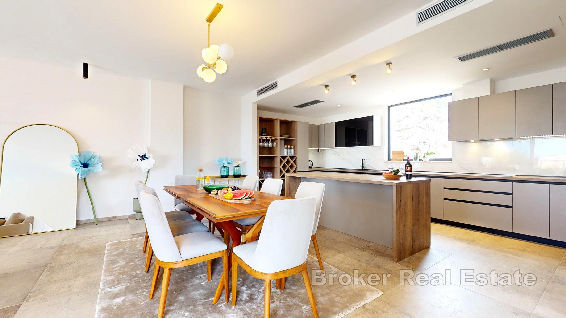 Moderne villa med svømmebasseng