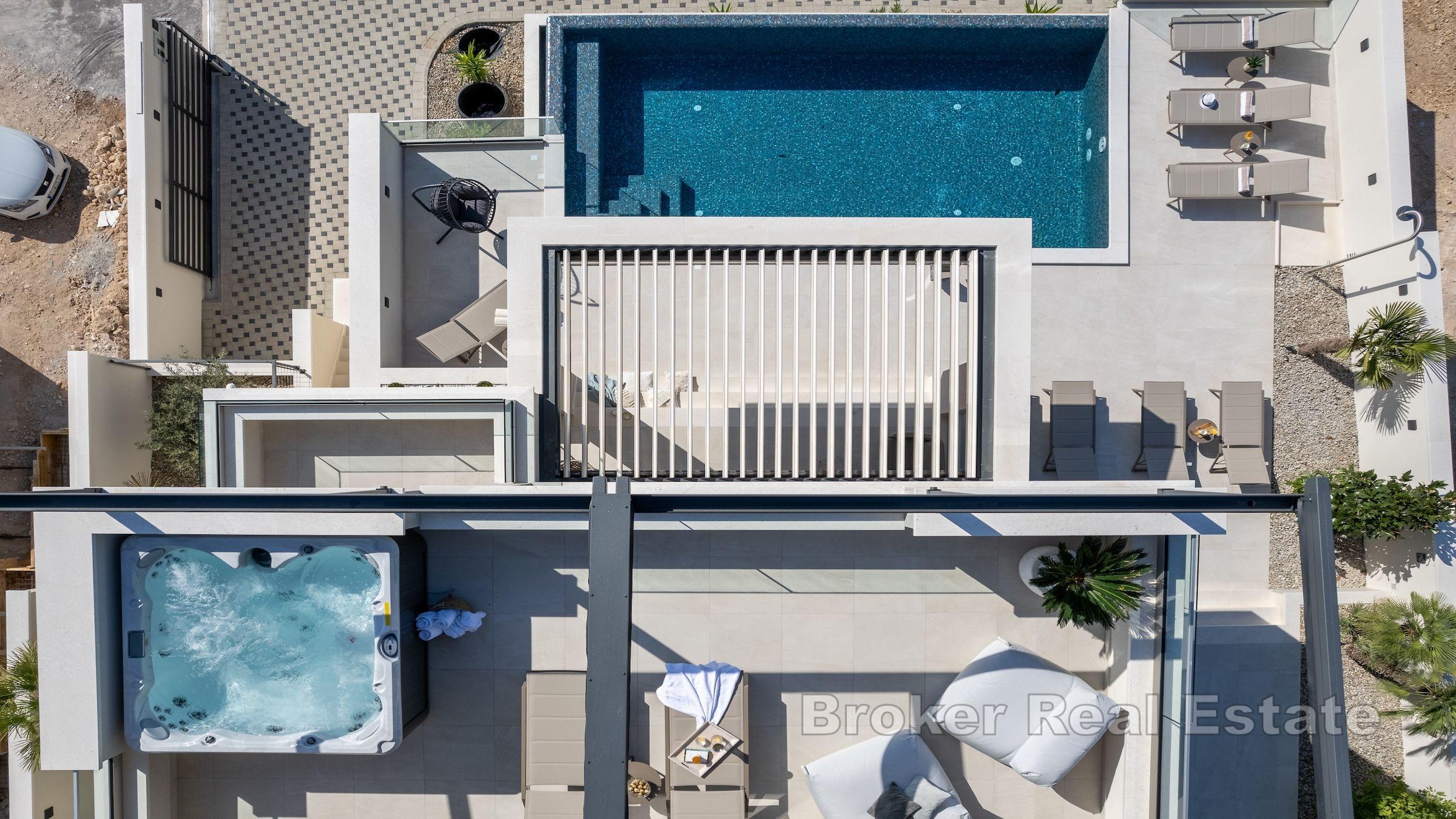 Nowo wybudowana willa z widokiem na basen i morze