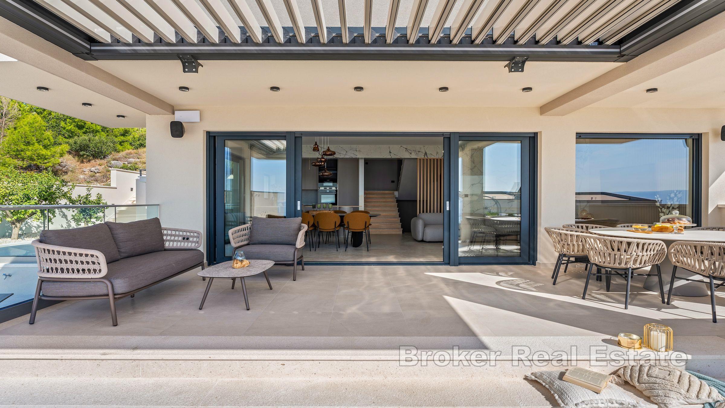 Nowo wybudowana willa z widokiem na basen i morze