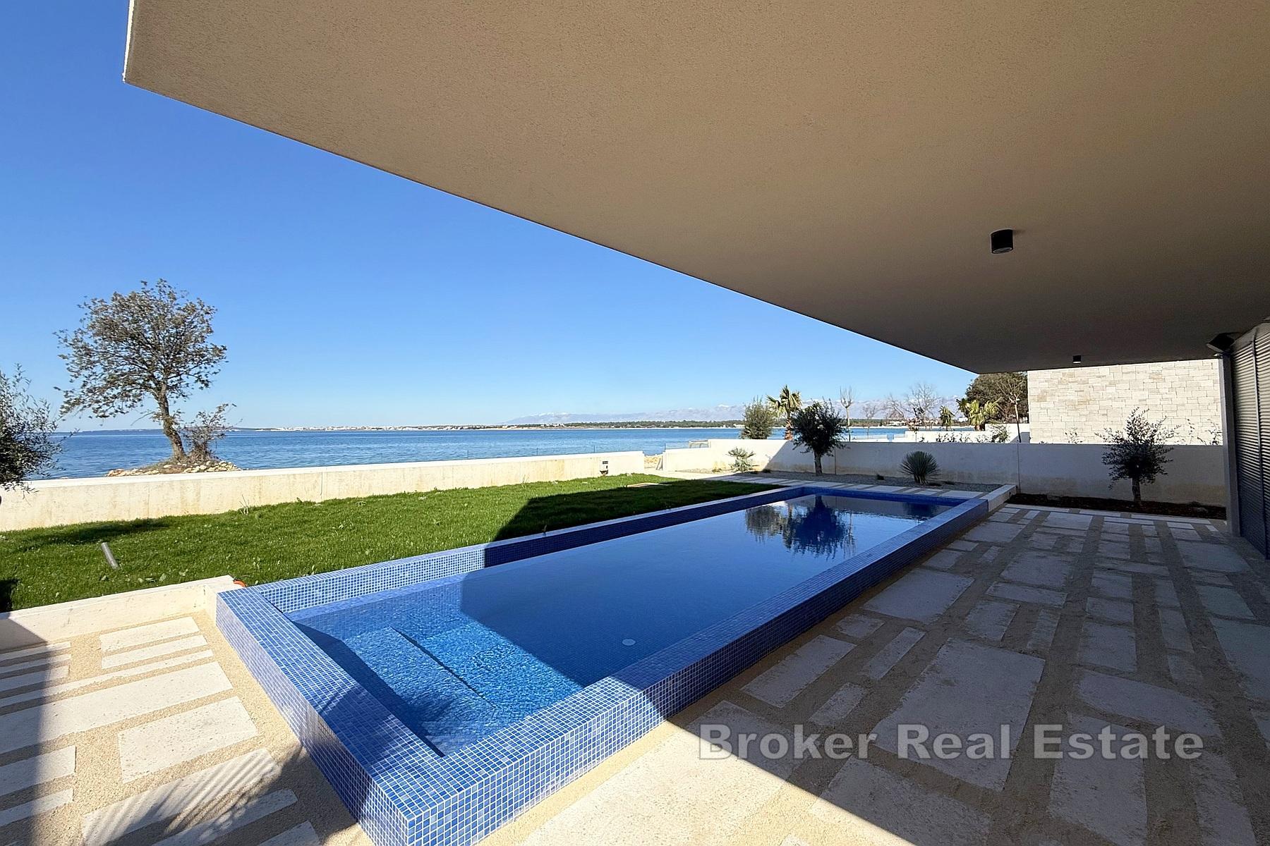 In der Nähe von Zadar - Attraktive Villa in erster Reihe zum Meer