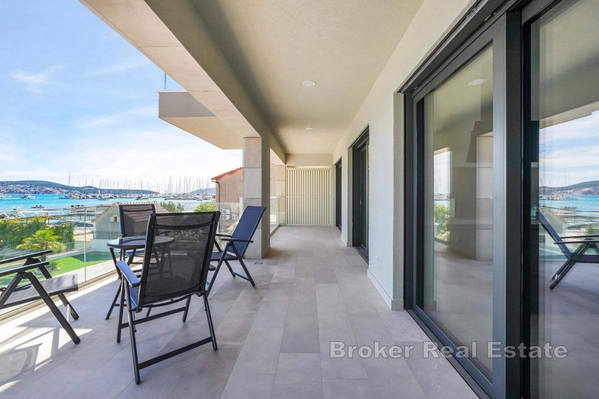 Appartement moderne au premier rang de la mer