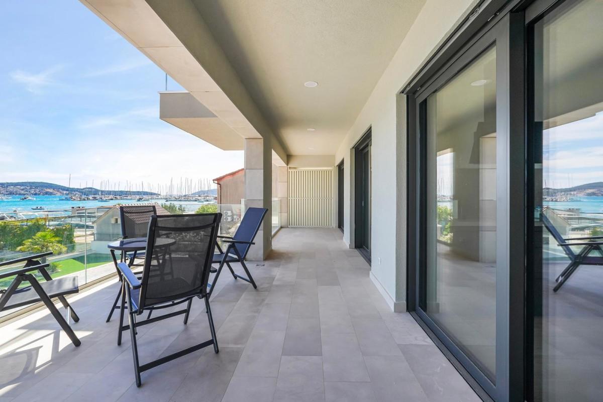 Appartement moderne au premier rang de la mer