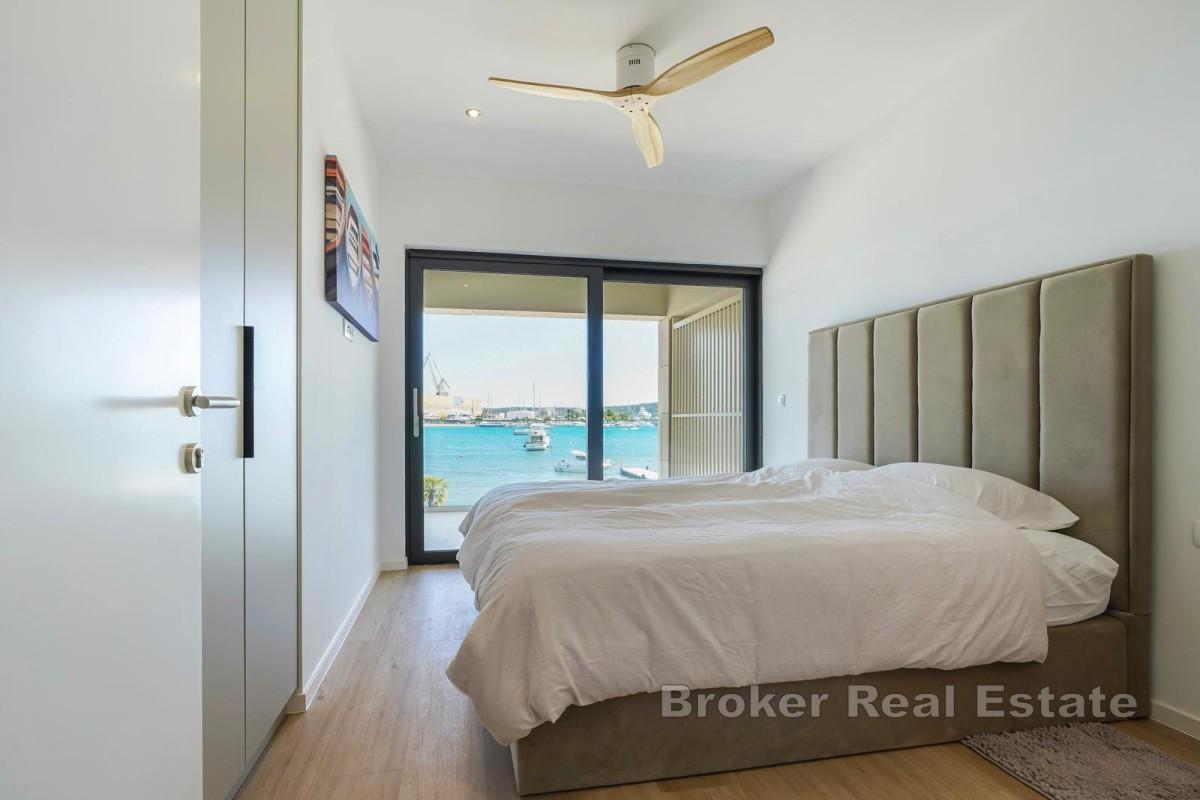 Appartement moderne au premier rang de la mer