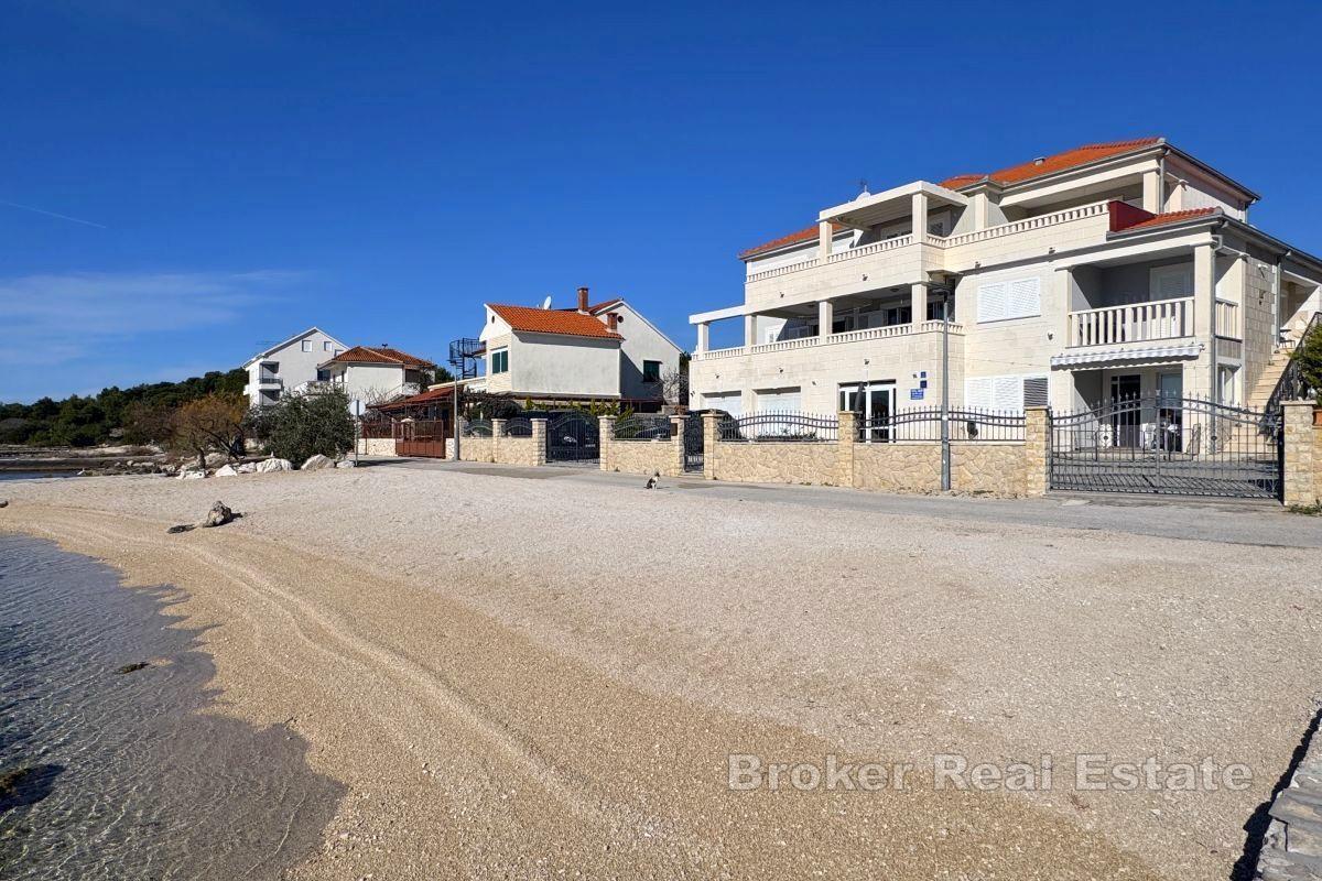 Wunderschönes Familienhaus, erste Reihe zum Meer