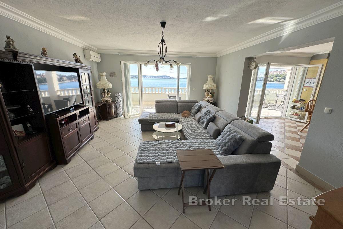 Fantastisk familiehus, første rad til sjøen