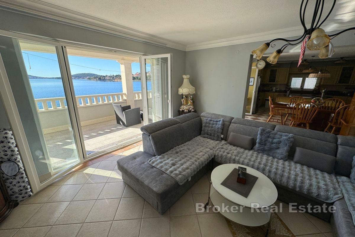 Fantastisk familiehus, første rad til sjøen