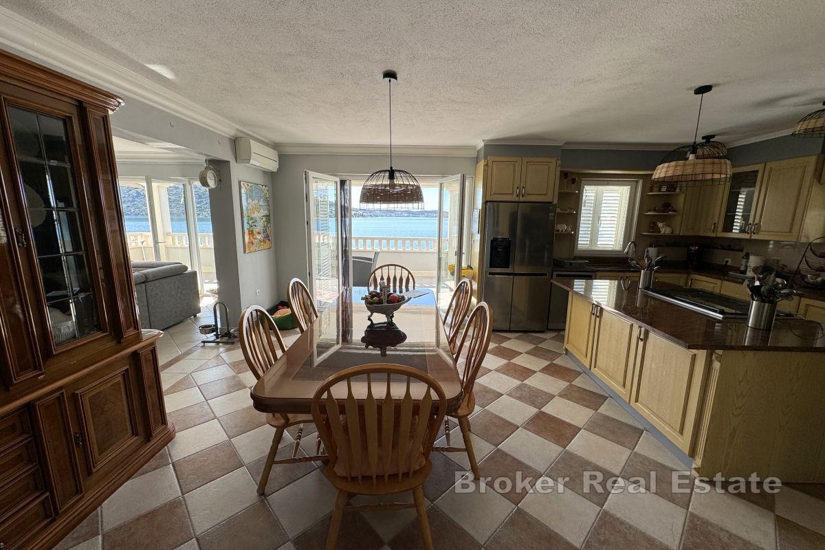 Fantastisk familiehus, første rad til sjøen