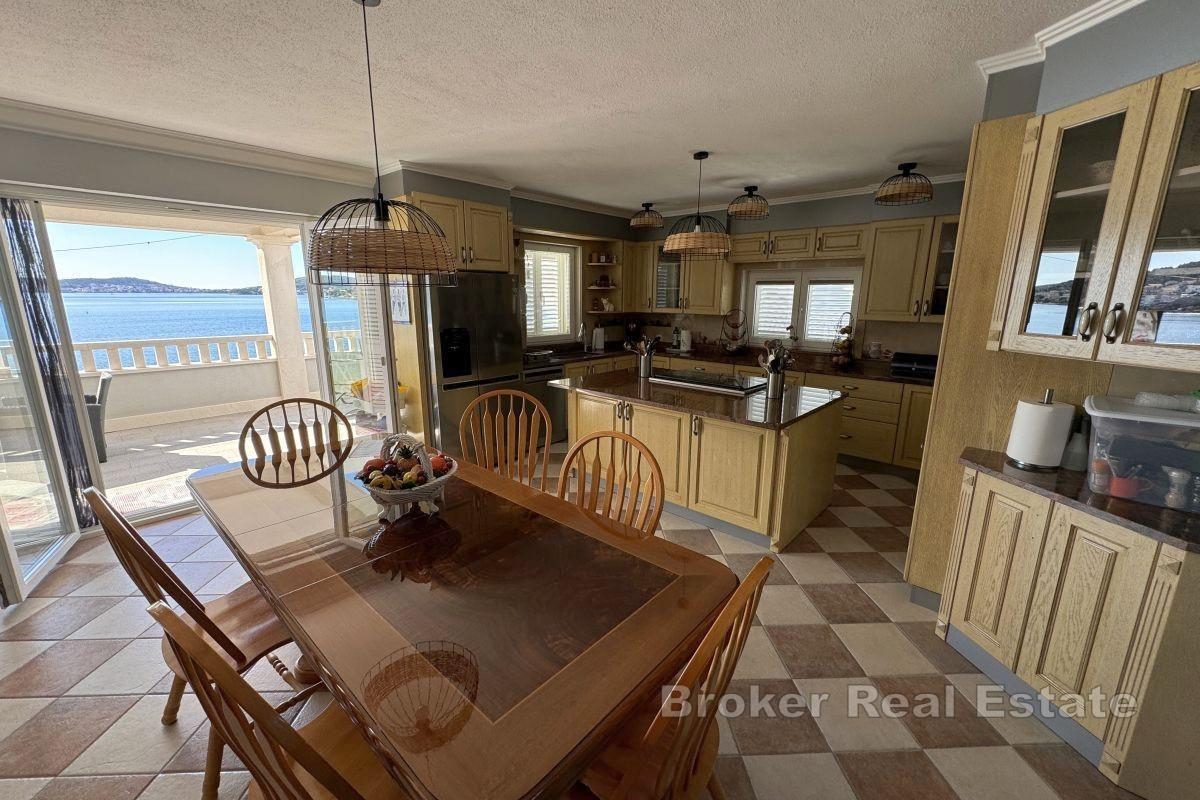 Wunderschönes Familienhaus, erste Reihe zum Meer