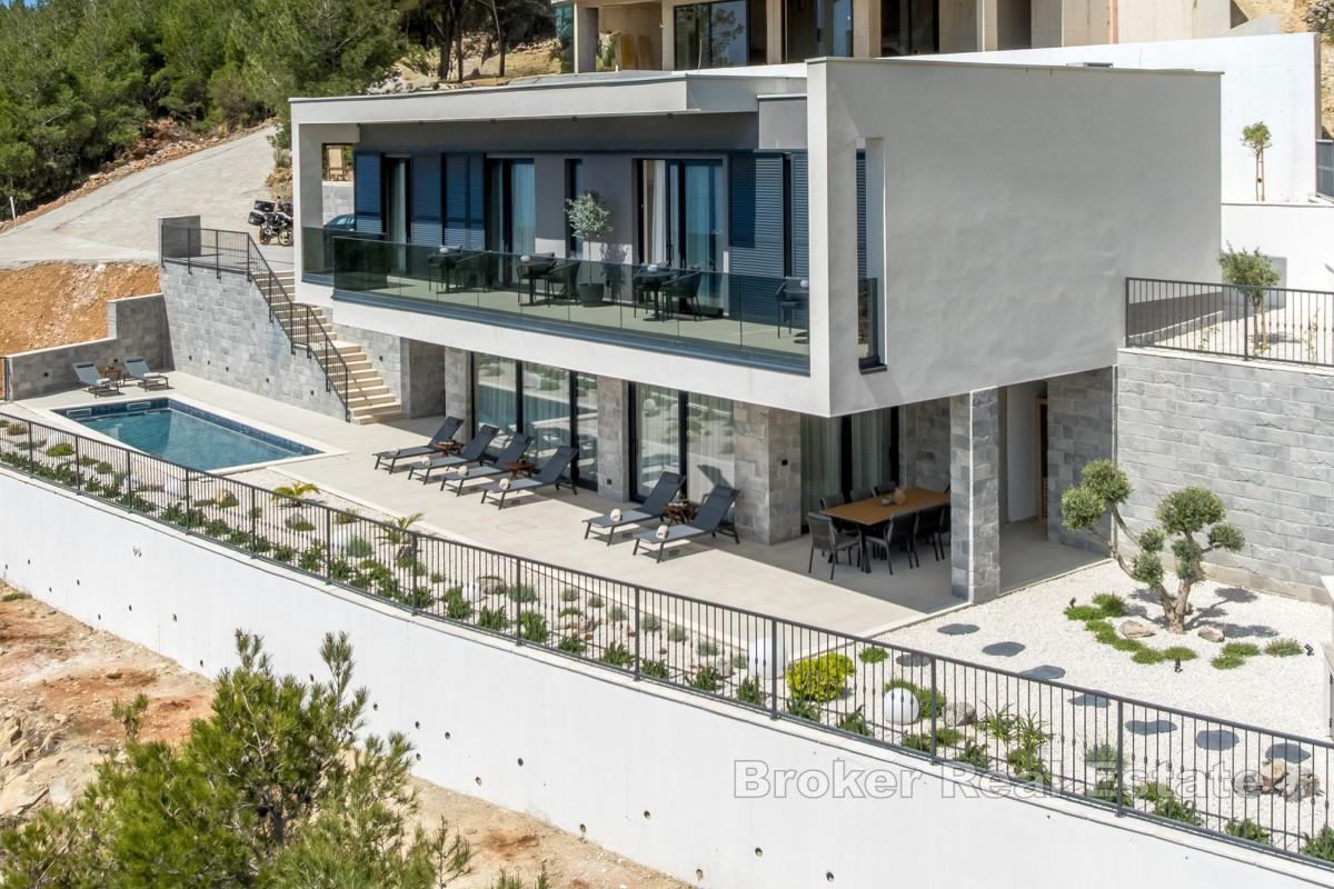 Nuovo edificio moderno con vista sul mare