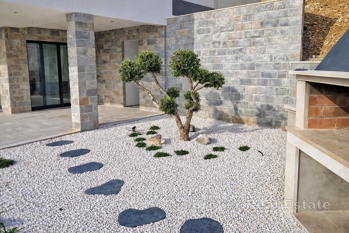 Modern ny byggnad med havsutsikt