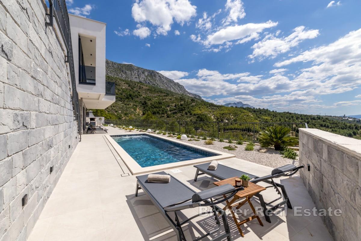 Nuovo edificio moderno con vista sul mare