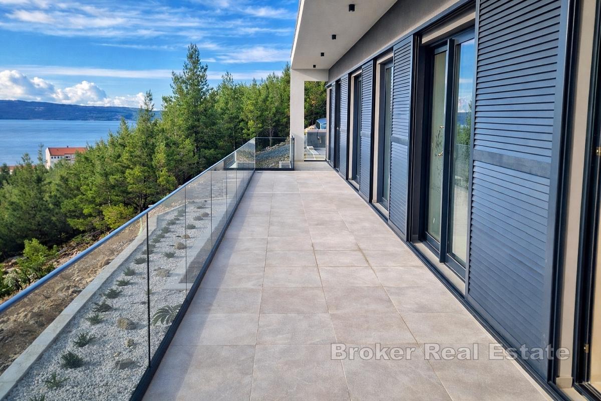 Modern ny byggnad med havsutsikt