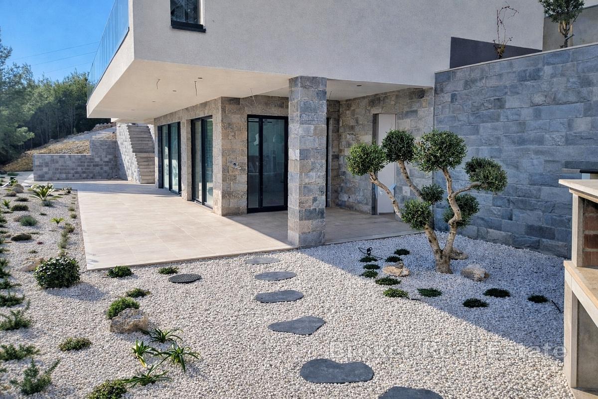 Modern ny byggnad med havsutsikt