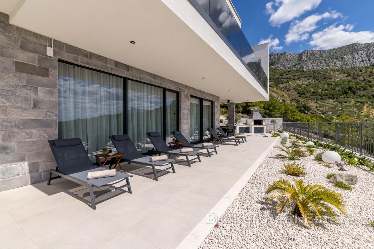Nuovo edificio moderno con vista sul mare