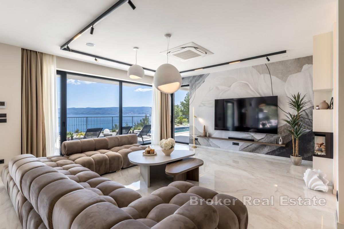 Nuovo edificio moderno con vista sul mare