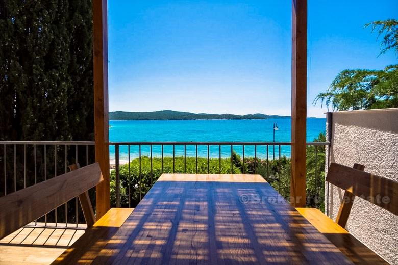 nær Primosten, nydelig hus rett ved strandpromenaden