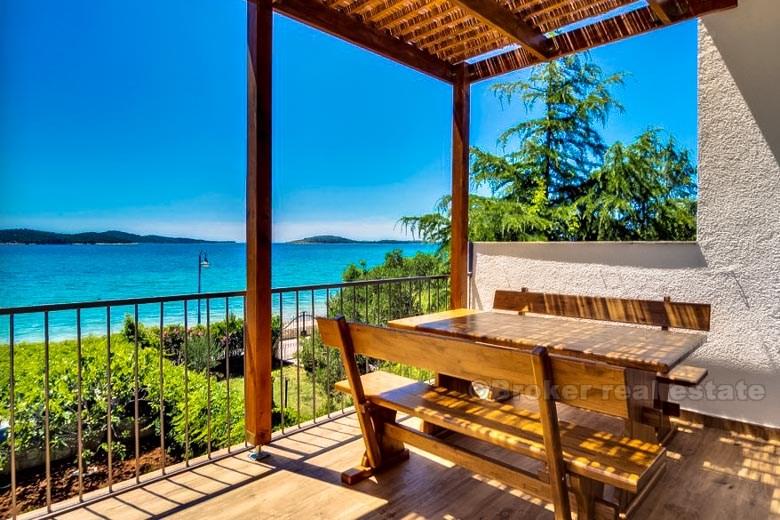 v blízkosti Primoštenu, krásný dům přímo na pláži