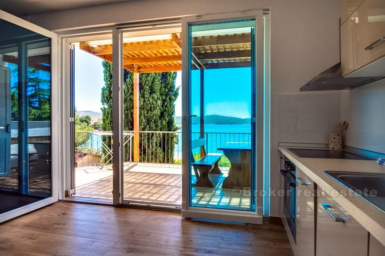 à proximité de Primosten, belle maison directement en front de mer