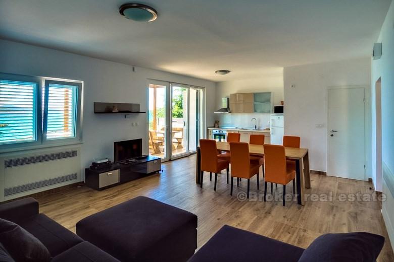 à proximité de Primosten, belle maison directement en front de mer