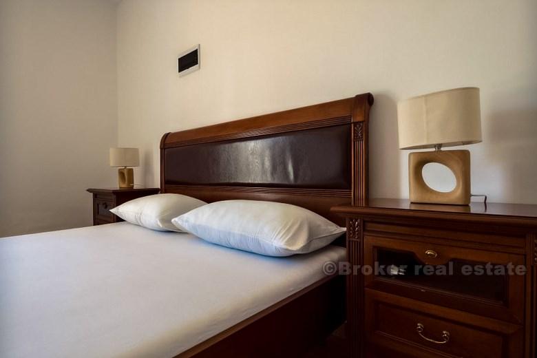 à proximité de Primosten, belle maison directement en front de mer