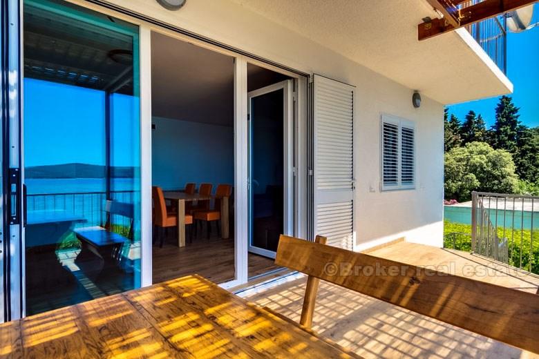 à proximité de Primosten, belle maison directement en front de mer