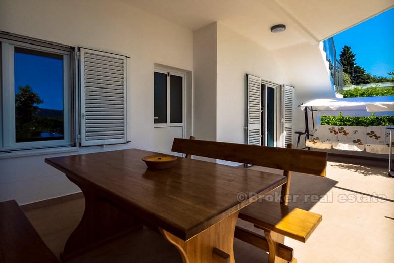 à proximité de Primosten, belle maison directement en front de mer