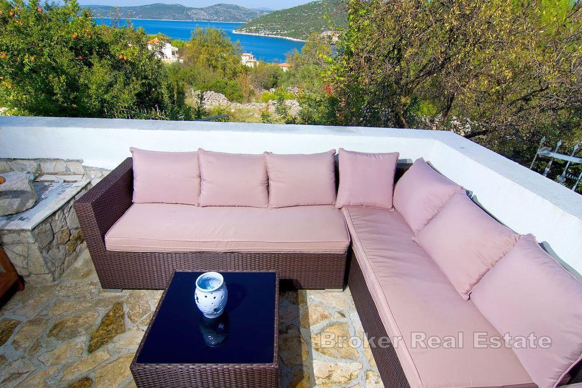 Ostrov Dvenik - Dvojposchodový dom s výhľadom na more