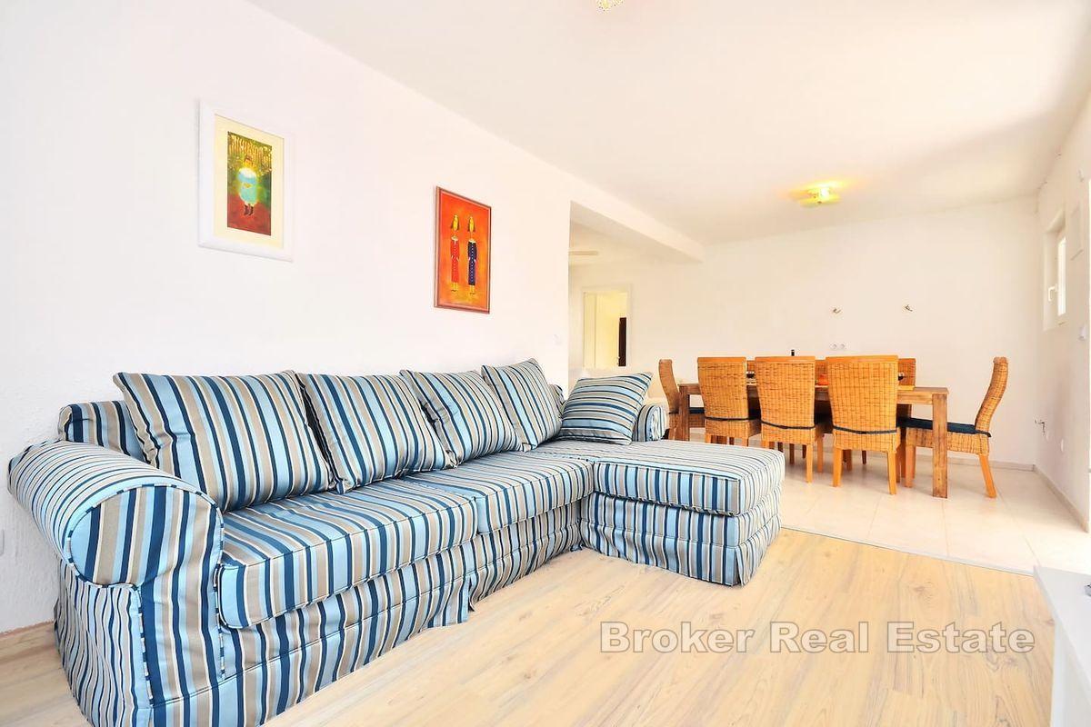 Ostrov Dvenik - Dvojposchodový dom s výhľadom na more