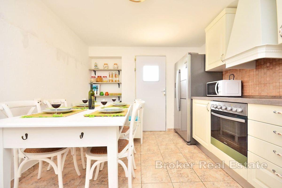 Ostrov Dvenik - Dvojposchodový dom s výhľadom na more