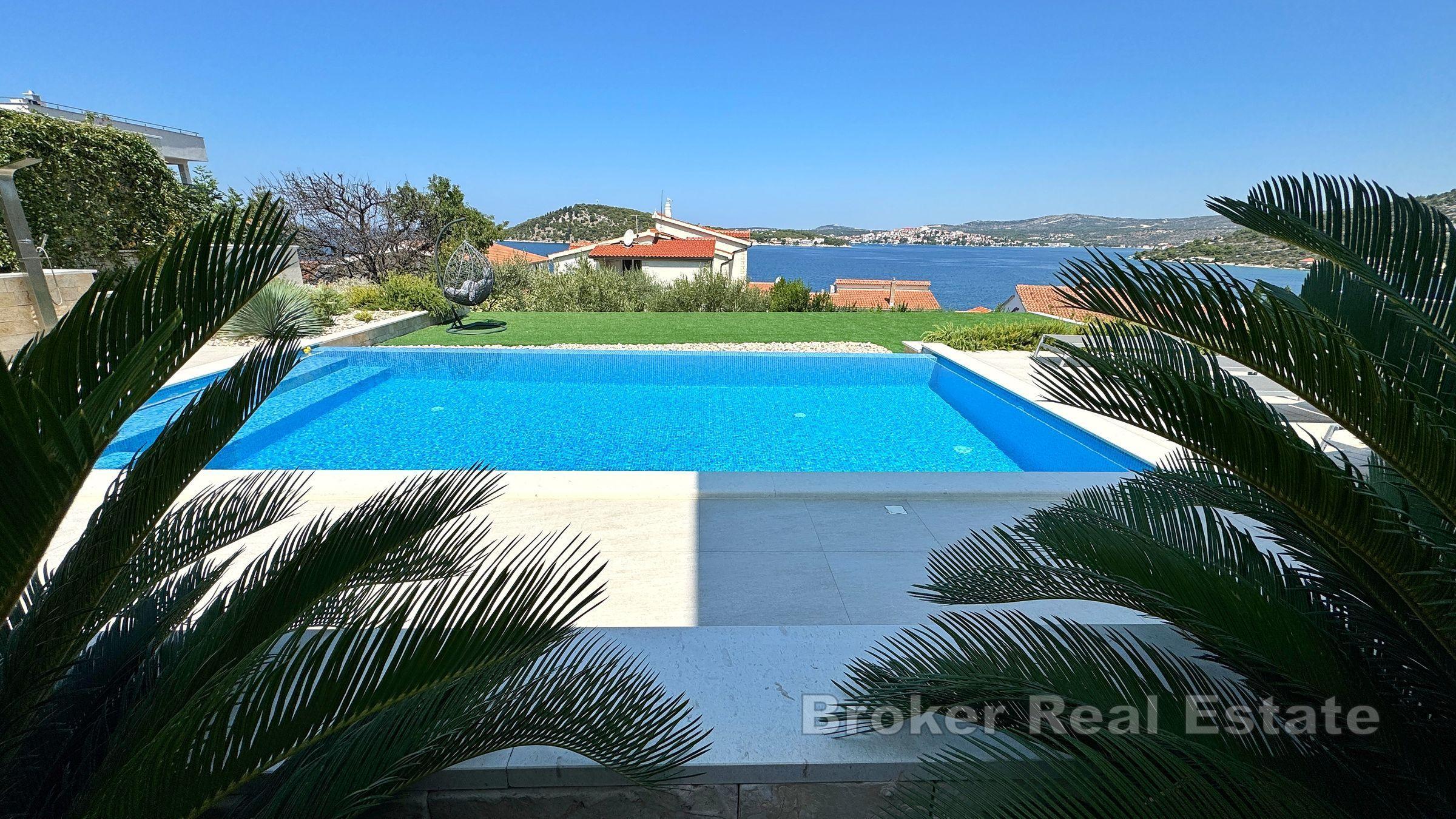 Willa z podgrzewanym basenem i otwartym widokiem na morze