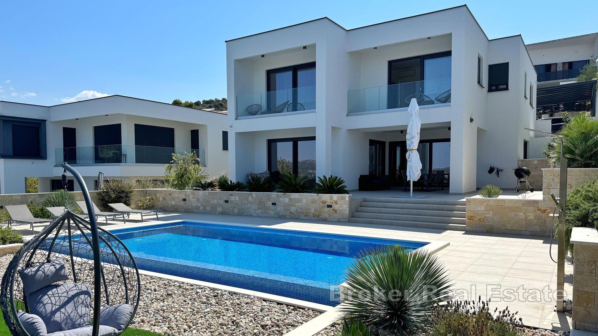 Willa z podgrzewanym basenem i otwartym widokiem na morze