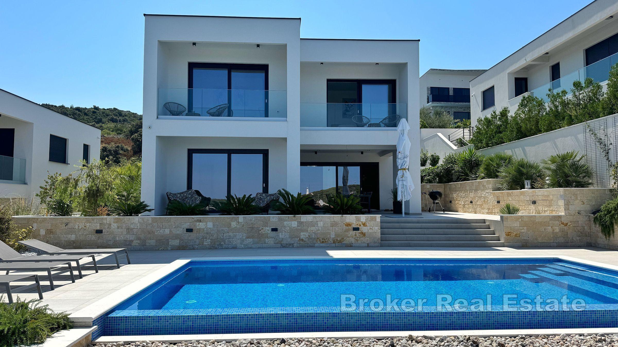 Willa z podgrzewanym basenem i otwartym widokiem na morze