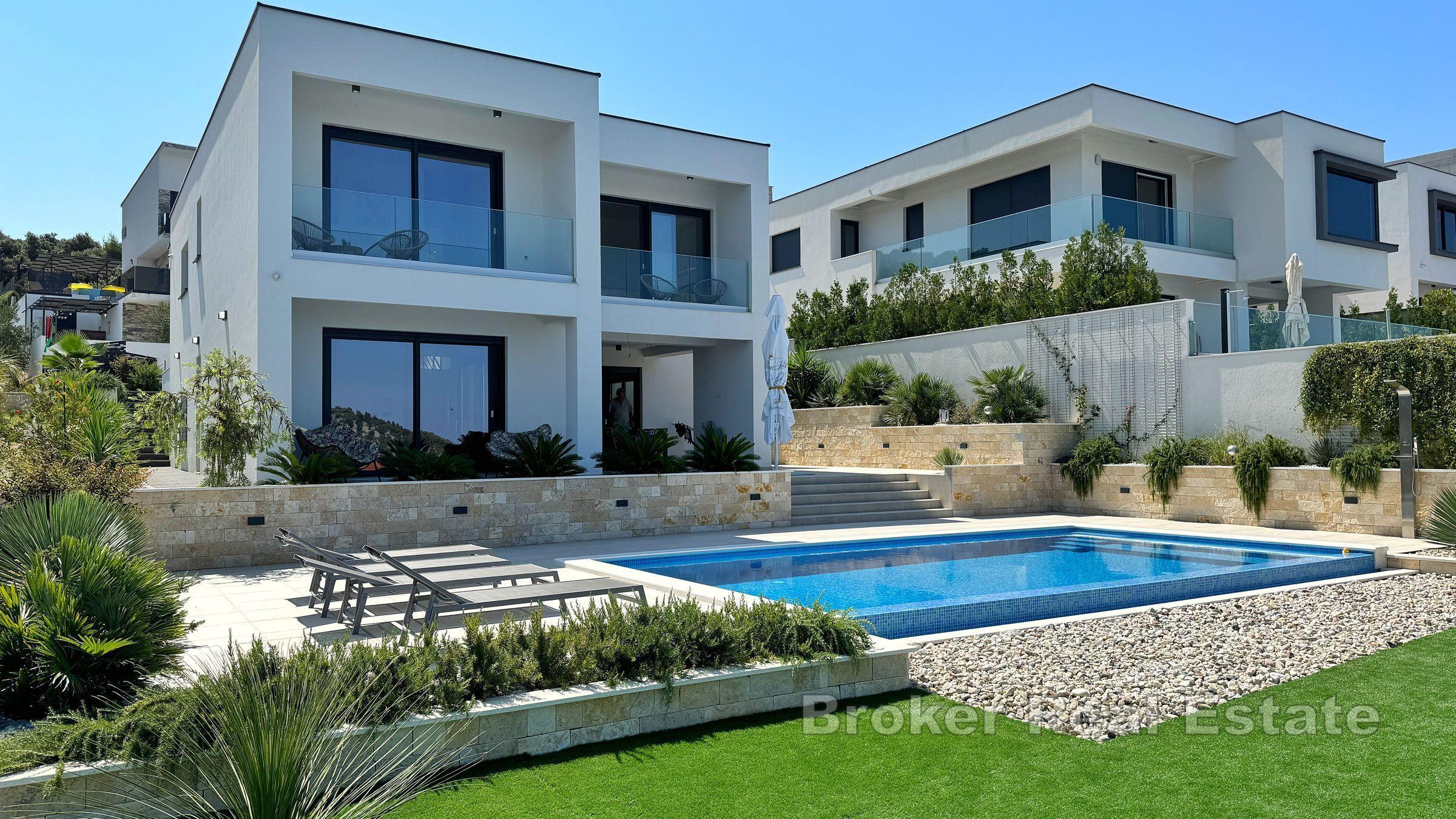 Willa z podgrzewanym basenem i otwartym widokiem na morze