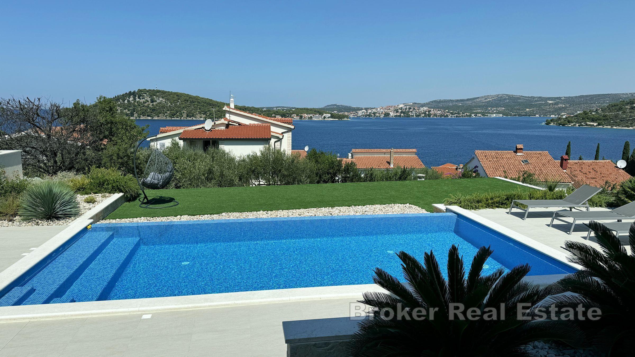 Willa z podgrzewanym basenem i otwartym widokiem na morze