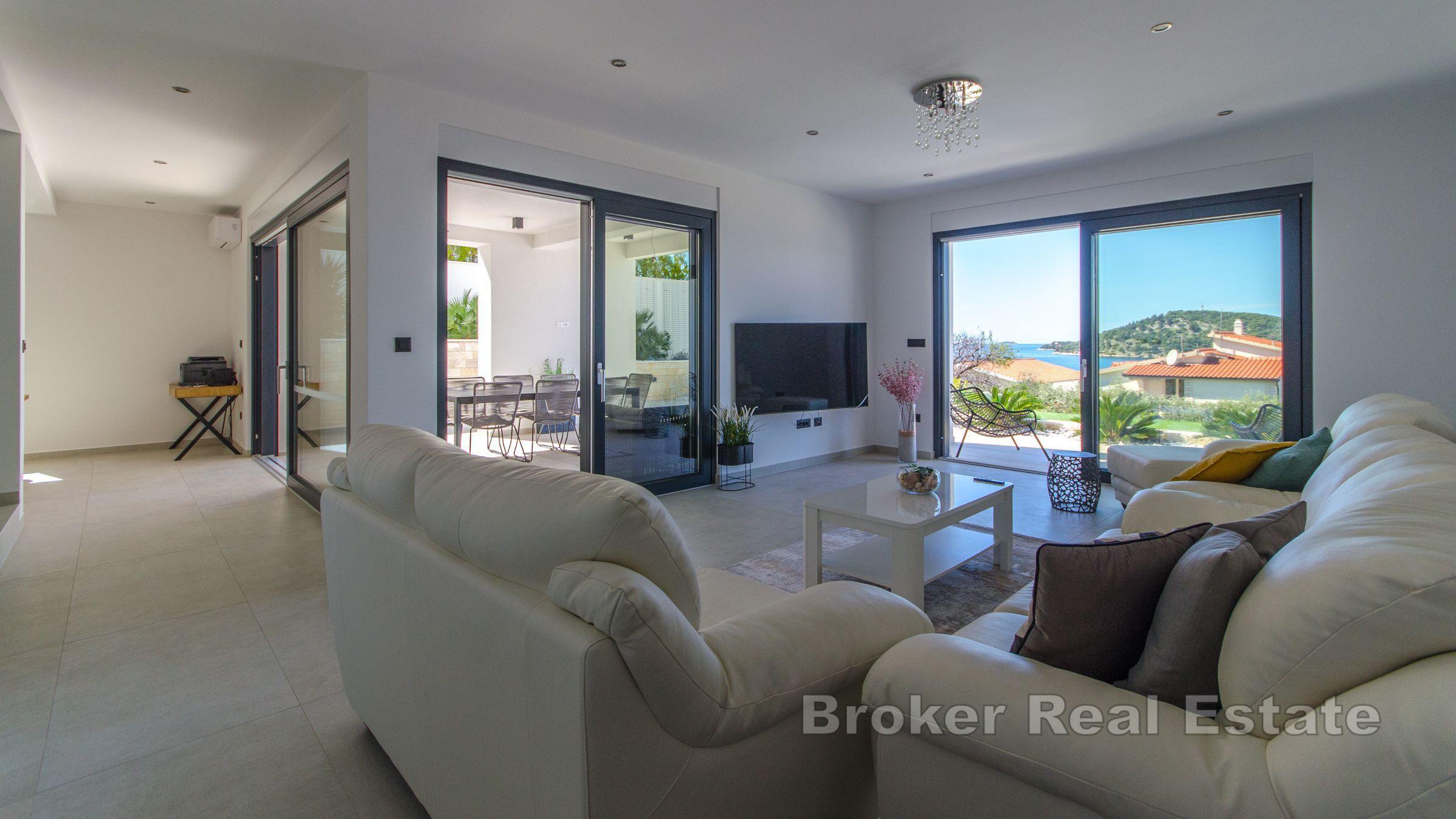 Willa z podgrzewanym basenem i otwartym widokiem na morze