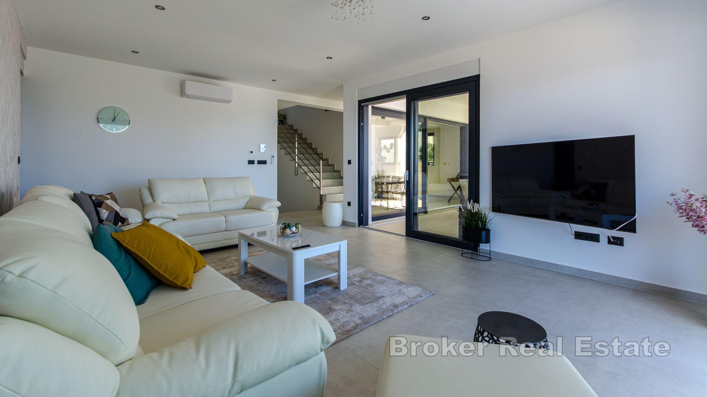 Willa z podgrzewanym basenem i otwartym widokiem na morze