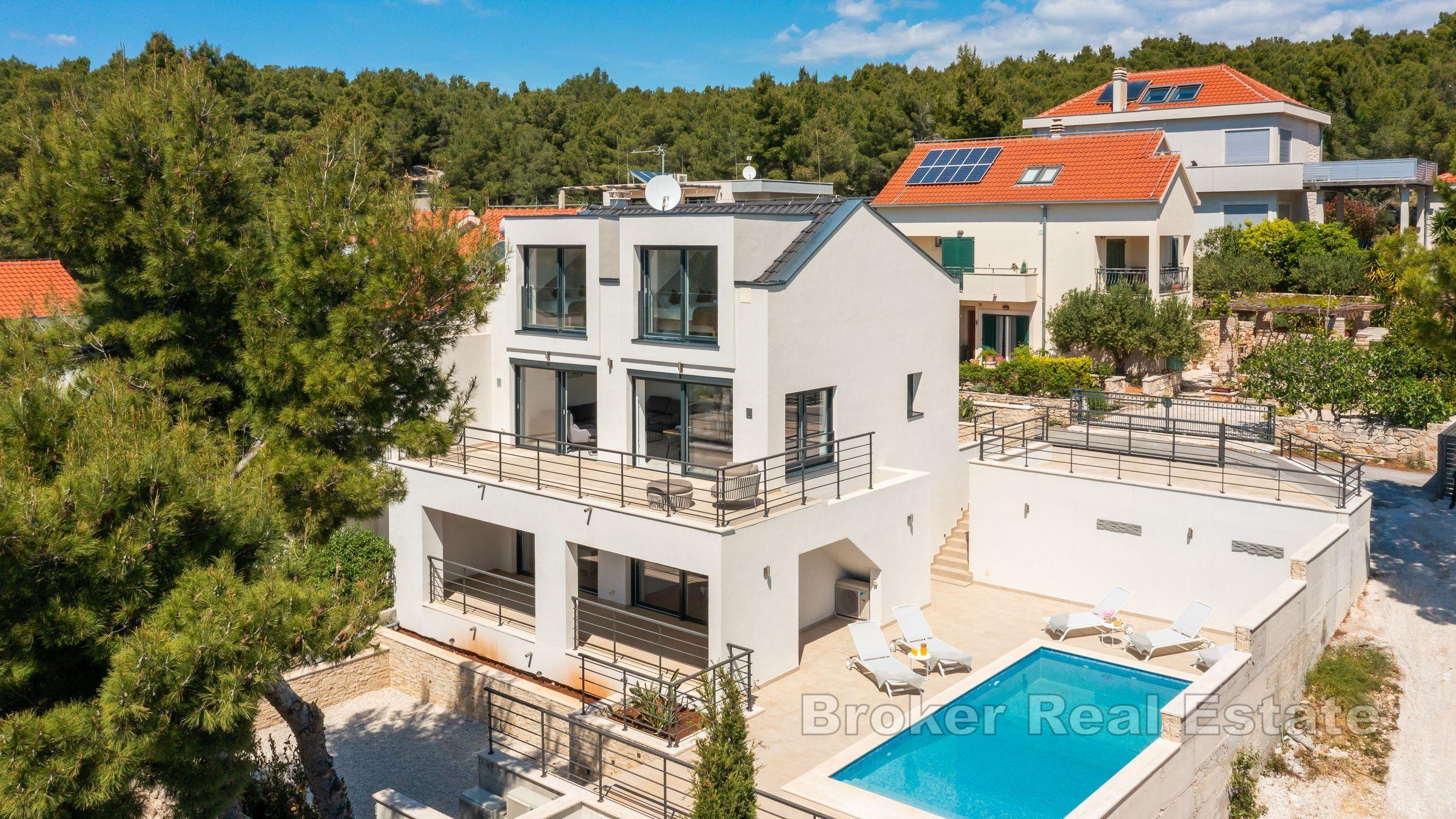 Moderna vila s bazenom i pogledom na more