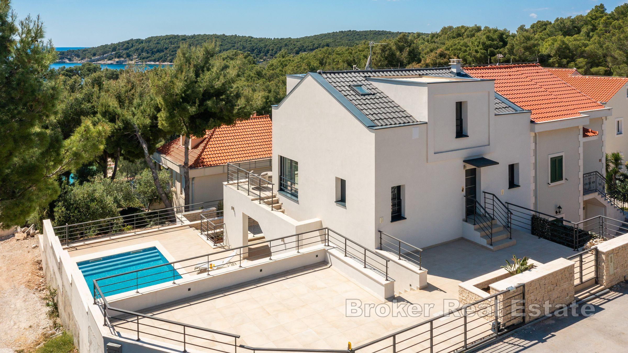 Moderna vila s bazenom i pogledom na more