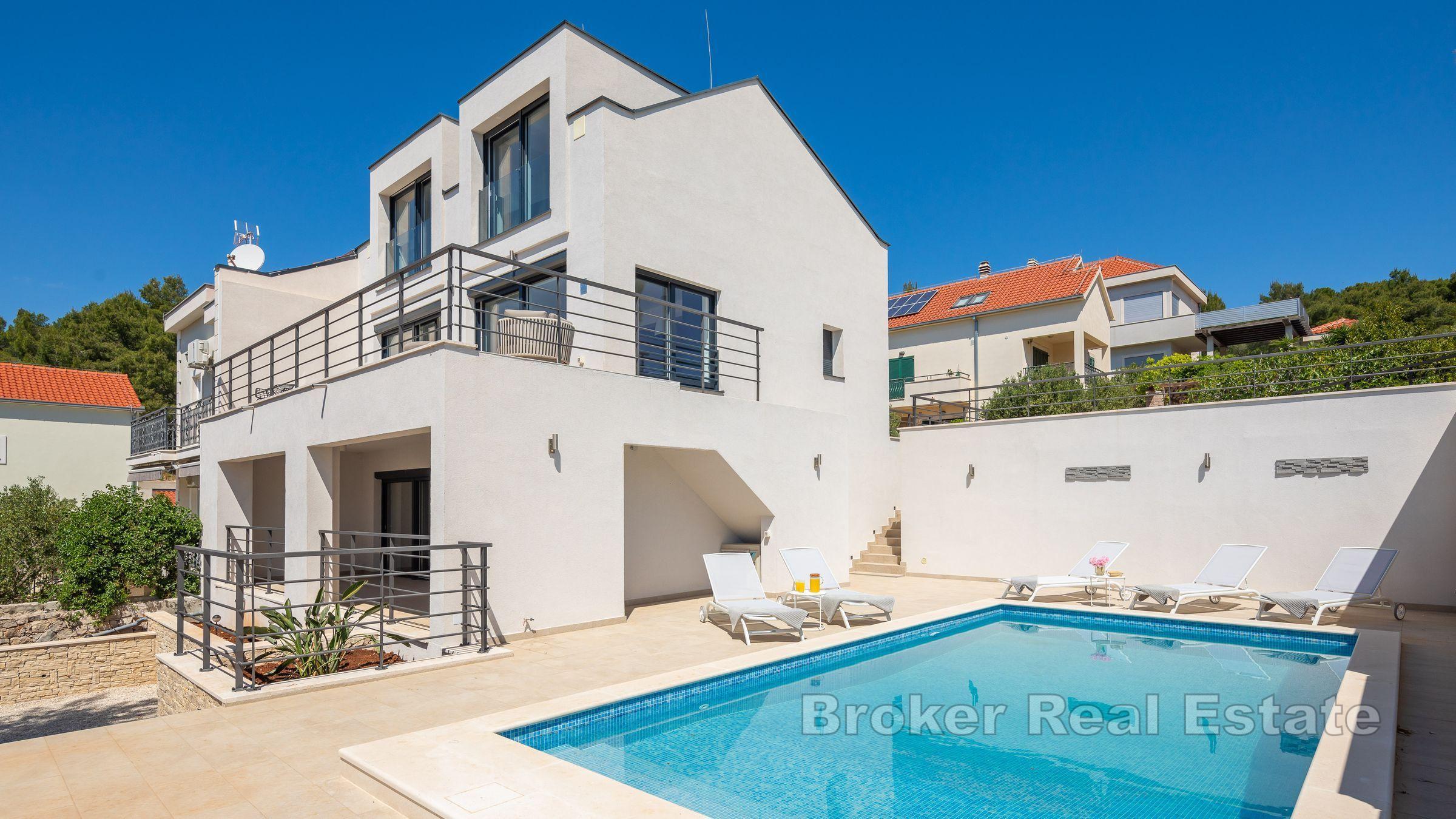 Moderna vila s bazenom i pogledom na more