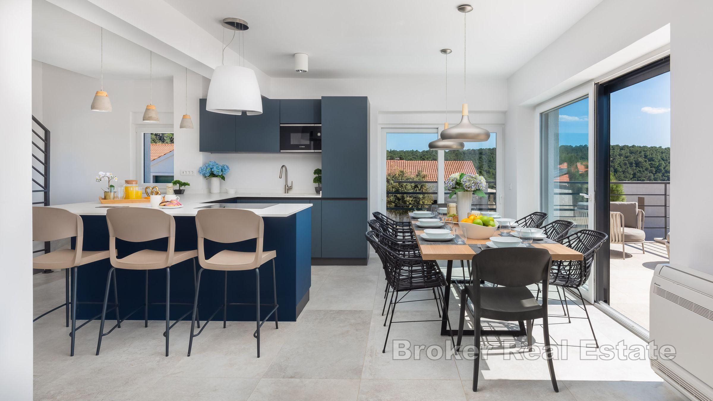 Moderna vila s bazenom i pogledom na more