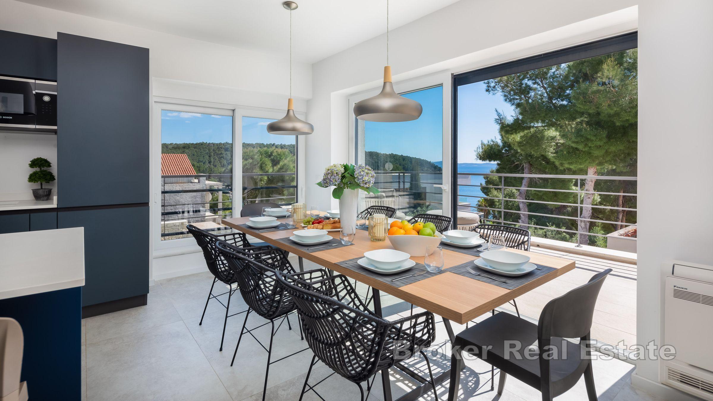 Moderna vila s bazenom i pogledom na more