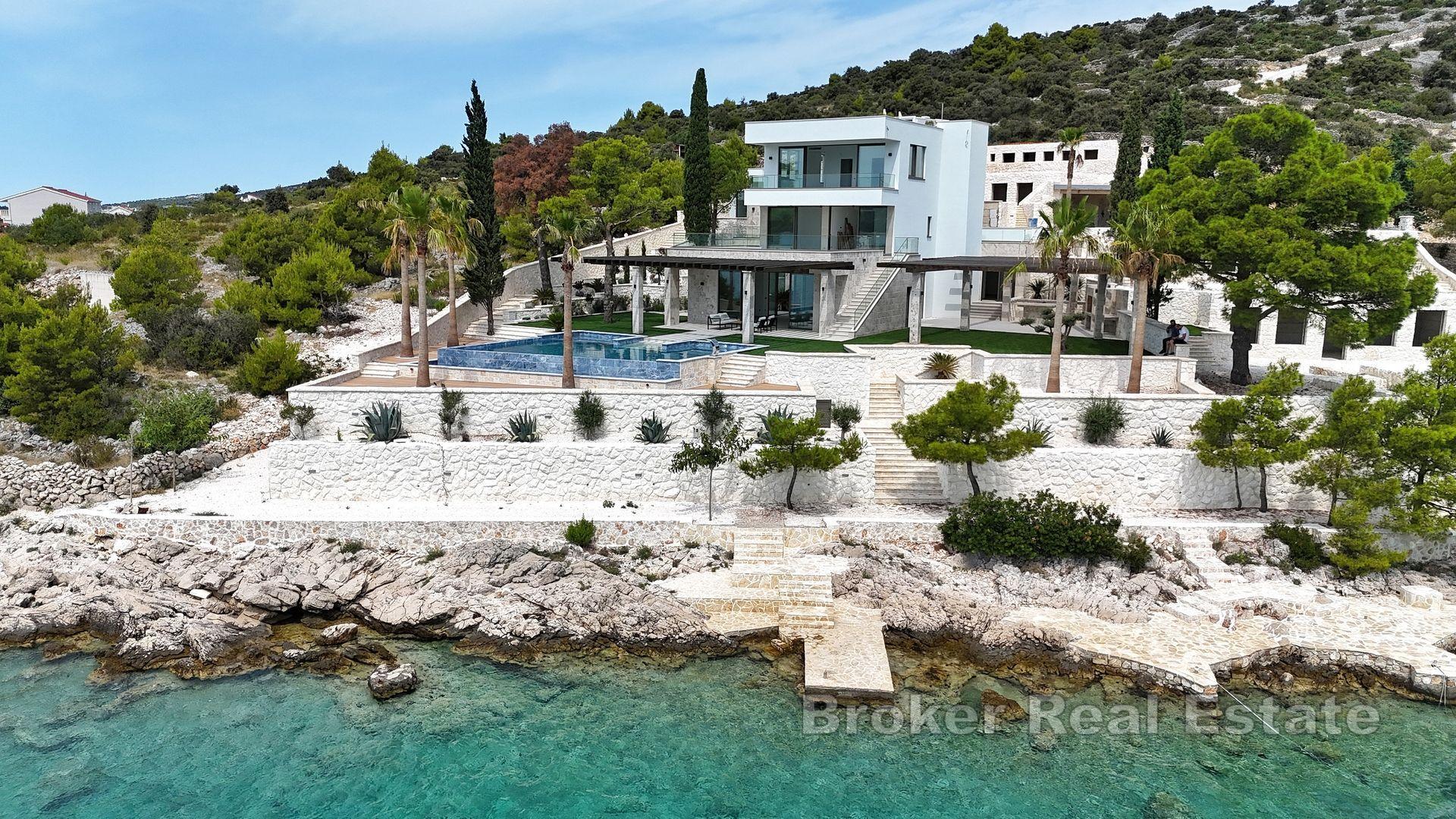 Villa nouvellement construite, première rangée de la mer