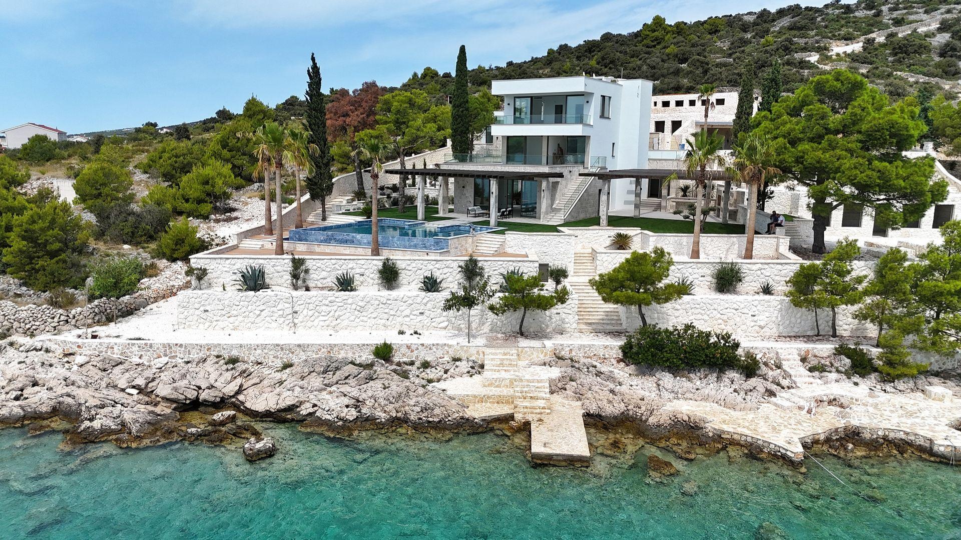 01-2022-412-Newly-built-villa-in-first-row-to-the-sea-for-sale