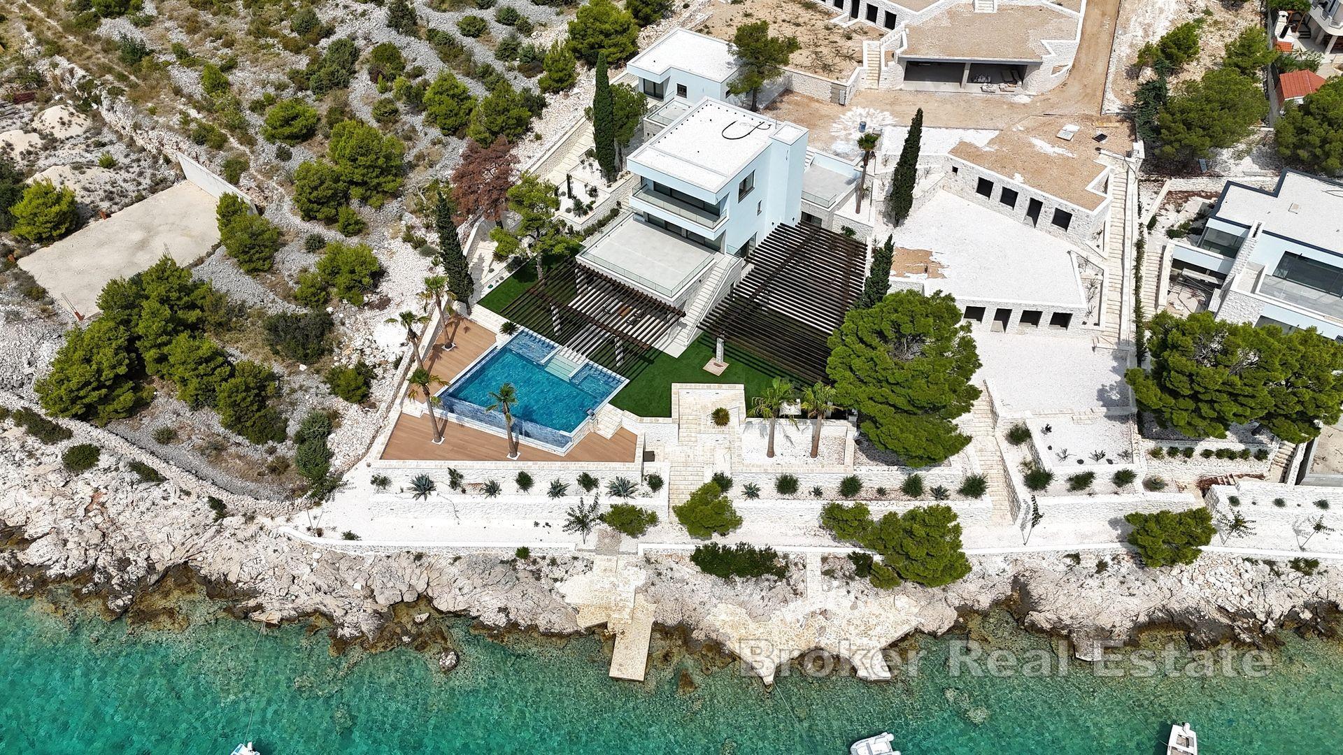 Villa nouvellement construite, première rangée de la mer