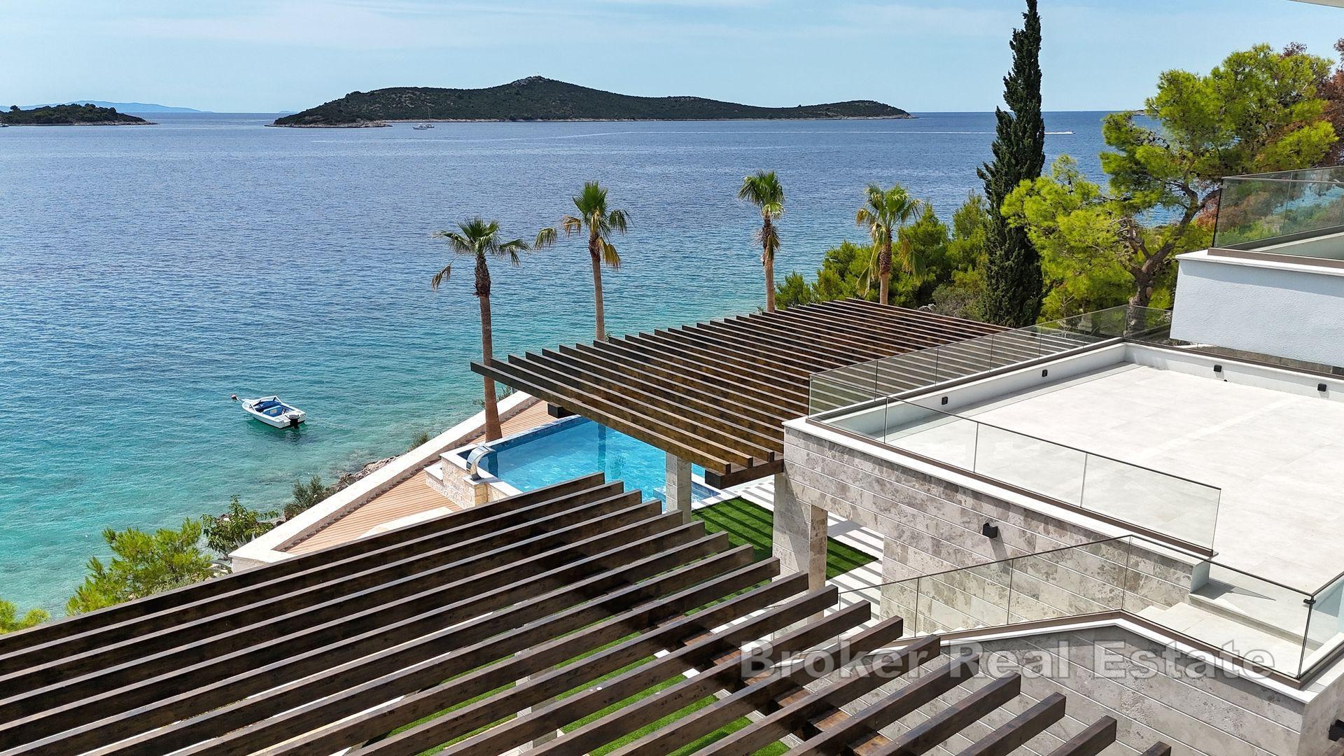 Villa nouvellement construite, première rangée de la mer